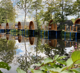 Camping Pods mit Terrasse über den Teich